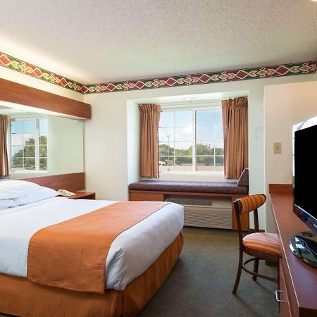 Microtel Inn And Suites Pueblo Exteriör bild